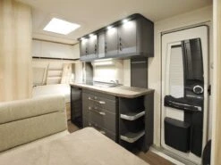 Hobby De Luxe 440 SF 2024 Caravan -Buiten Kamperen hobby deluxe 440sf 2024 4 ecommerce